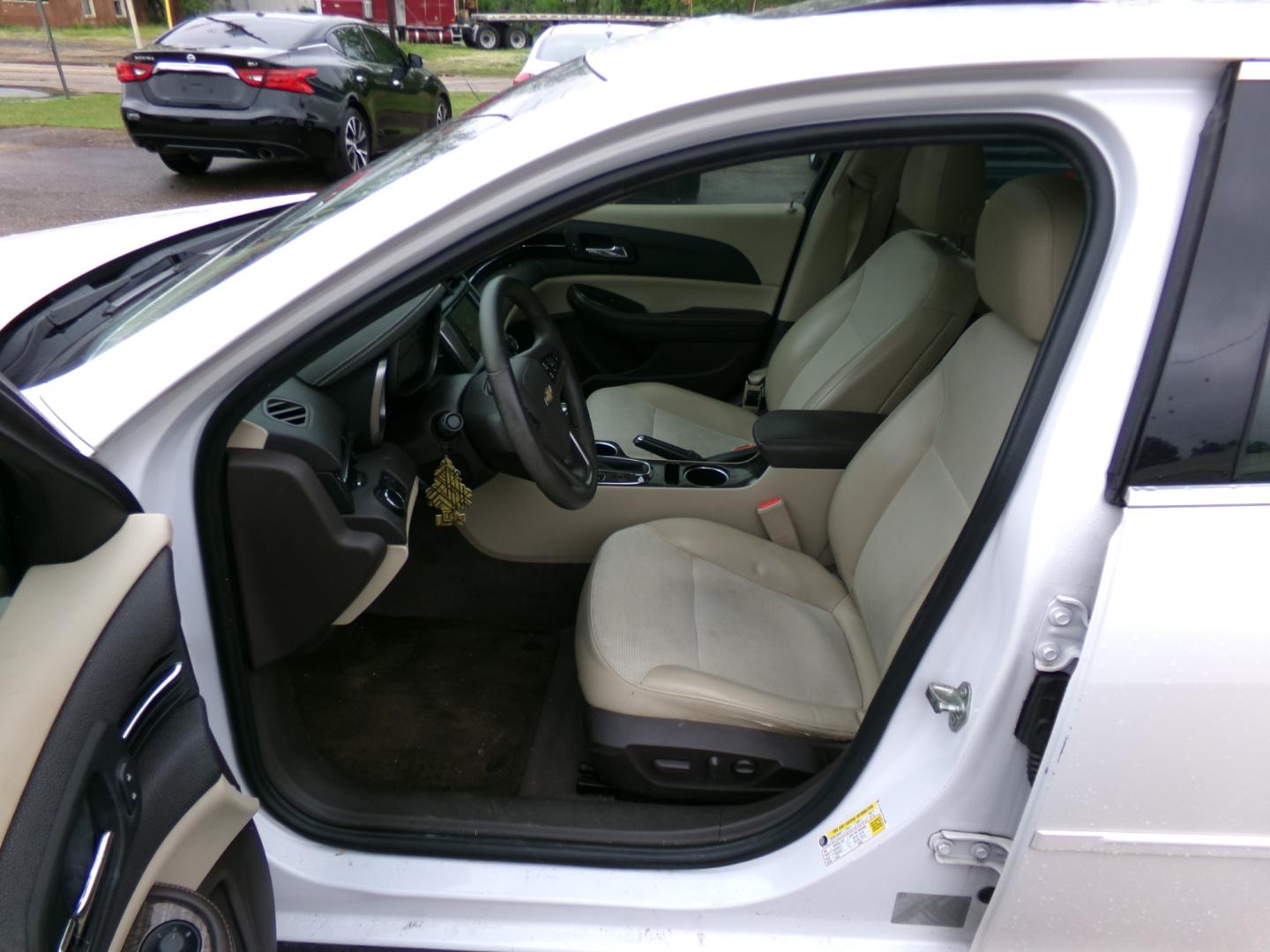 2015 White /Tan Chevrolet Malibu 1LT (1G11C5SL1FF) with an 2.5L L4 DOHC 16V engine, 6-Speed Automatic transmission, located at 401 First NE, Bearden, AR, 71720, (870) 687-3414, 33.726528, -92.611519 - Photo#6